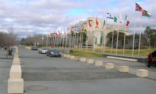 Zdjecie AUSTRALIA / ACT / Canberra-stolica Australii / Flagi nad jeziorem Burley Griffith..