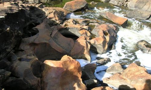 Zdjecie AUSTRALIA / WA / Dwellingup / Spietrzona woda i wyrzezbione kamienie