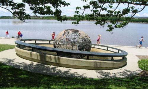 Zdjęcie AUSTRALIA / ACT / jezioro Burley Griffin / Rzezba na pamiatke Kpt. J. Cooka