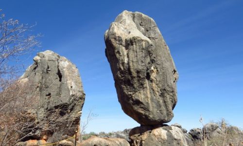 AUSTRALIA / Queensland / Chillagoe caves Nat. Park / Balansujca skaa