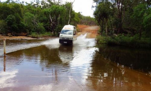 AUSTRALIA / Queensland /  Chillagoe / Kamper cakiem dobrze forsowa potoki