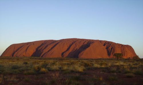 Zdjęcie AUSTRALIA / połud.-wsch.Australia / Ayers Rock o zachodzie słońca / trzy kolory - Uluru - II
