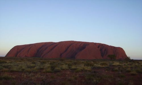 Zdjecie AUSTRALIA / połud.-wsch.Australia / Ayers Rock o zachodzie słońca / trzy kolory - Uluru - III
