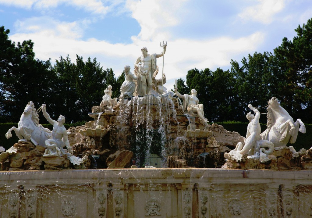 Zdjęcia: Ogród francuski w parku Schönbrunn, Wiedeń, Fontanna Neptuna, AUSTRIA Zdjęcia: Ogród francuski w parku Schönbrunn, Wiedeń, Fontanna Neptuna, AUSTRIA