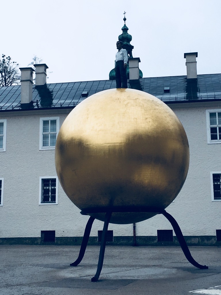Zdjęcia: Salzburg, Salzburg, Człowiek na kuli , AUSTRIA Zdjęcia: Salzburg, Salzburg, Człowiek na kuli , AUSTRIA