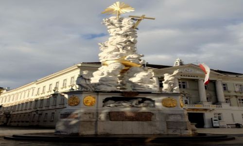 Zdjęcie AUSTRIA / Baden  / rynek / słoneczna rzeźba