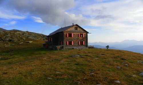Zdjecie AUSTRIA / Karyntia / Hugo Gerbers Htte / Konkurs - Schronisko Hugo Gerbers w jesienny poranek