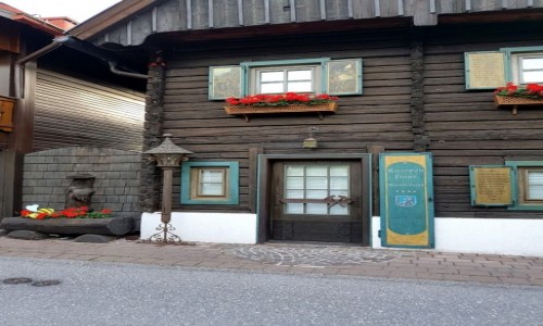 Zdjęcie AUSTRIA / kraj związkowy Styria / Ramsau am Dachstein / Niebieskie drzwi ;)zabytkowego domu.