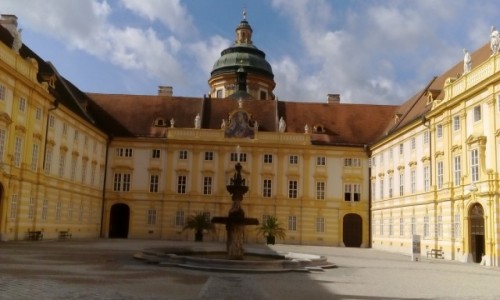 Zdjcie AUSTRIA / Dolina Wachau / Melk / Klasztor w Melk - dziedziniec