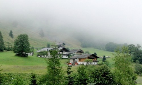 Zdj�cie AUSTRIA / Kraj Salzburski / Fusch an der Grossglocknerstrasse  / Poranek w alpejskiej wiosce