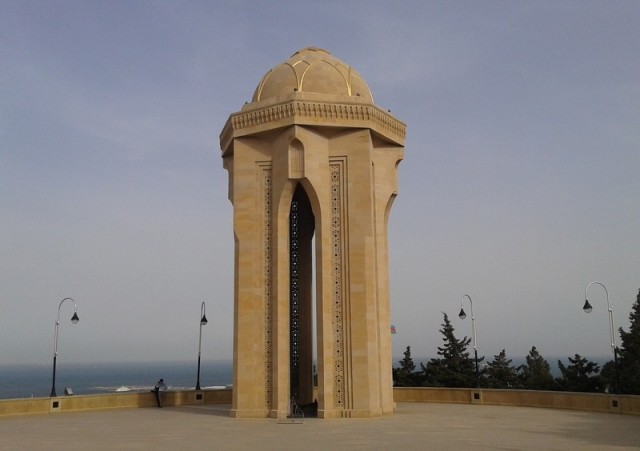 Zdj cia: Baku, Baku, Kaplica/wieża z wiecznym ogniem, Aleja Męczenników, Baku, AZERBEJDżAN Zdj cia: Baku, Baku, Kaplica/wieża z wiecznym ogniem, Aleja Męczenników, Baku, AZERBEJDżAN