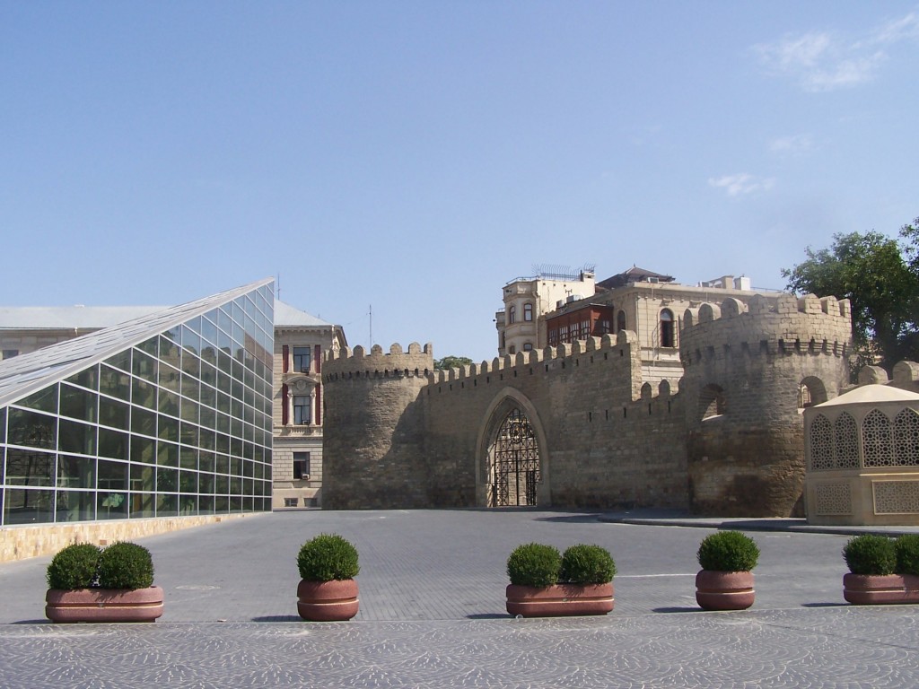 Zdjęcia: Baku, Baku, Budynek metra oraz Brama Iceri Seher, AZERBEJDżAN Zdjęcia: Baku, Baku, Budynek metra oraz Brama Iceri Seher, AZERBEJDżAN