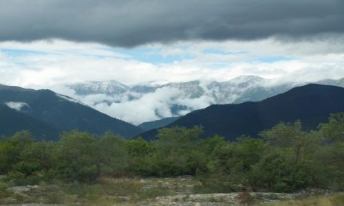 Zdjcie AZERBEJDAN / Seki / .. z drogi / Deszczowe chmury nad Kaukazem