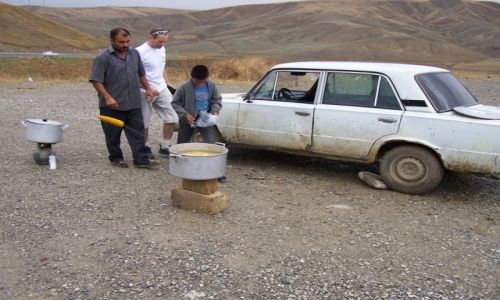 Zdjęcie AZERBEJDżAN / Ismayili / droga / sprzedawcy kukurydzy