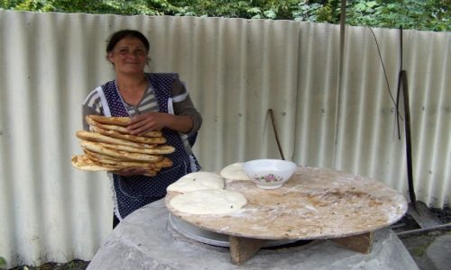 Zdjcie AZERBEJDAN / Qebele / droga / kobiety wypiekajce chlebki