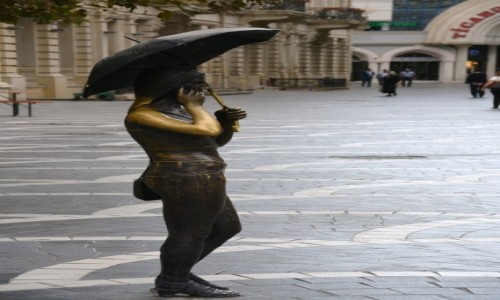 Zdjęcie AZERBEJDżAN / Baki / Baku / Dziewczyna z parasolką