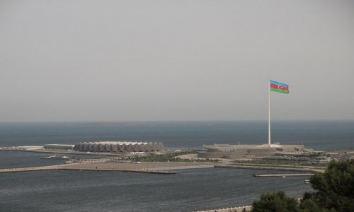 AZERBEJDAN / Baku / Baku / Widok na Morze Kaspijskie, maszt flagowy i Baki Kristal Zali