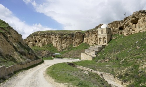 Zdjcie AZERBEJDAN / Szirwan / Qobustan / Mauzoleum Diri-Baba w Gobustanie (Mərəzə)