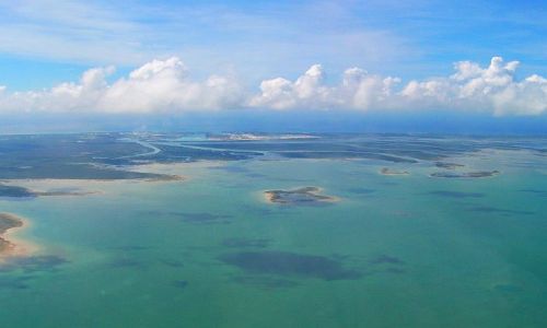Zdjecie BAHAMY / OCEAN ATLANTYCKI / MIĘDZY W-MI BAHAMA A ATLANTĄ / Z DALEKA