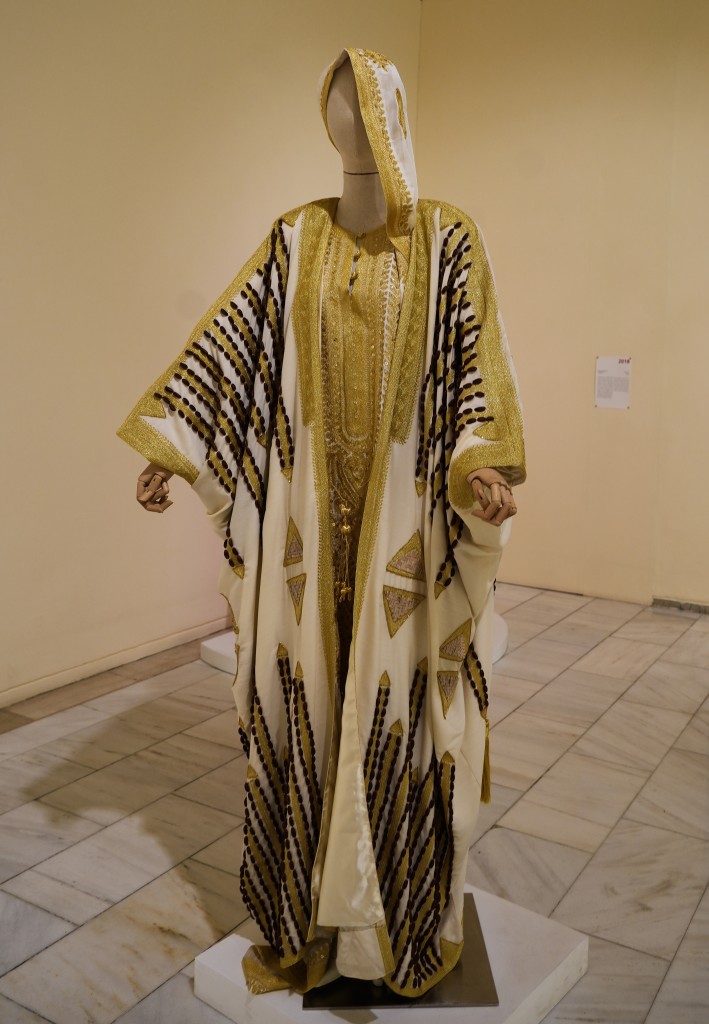 Zdjęcia: Muzeum Narodowe, Manama, Suknia (jedwab, złoto, srebro, perły ...), BAHRAJN Zdjęcia: Muzeum Narodowe, Manama, Suknia (jedwab, złoto, srebro, perły ...), BAHRAJN