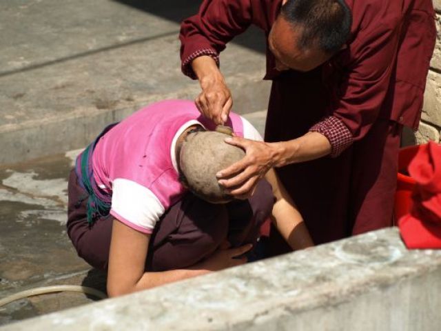 Zdjęcia: Bhutan Zachodni - Thimphu, Golenie głowy mniszce w żeńskim klasztorze, BHUTAN Zdjęcia: Bhutan Zachodni - Thimphu, Golenie głowy mniszce w żeńskim klasztorze, BHUTAN
