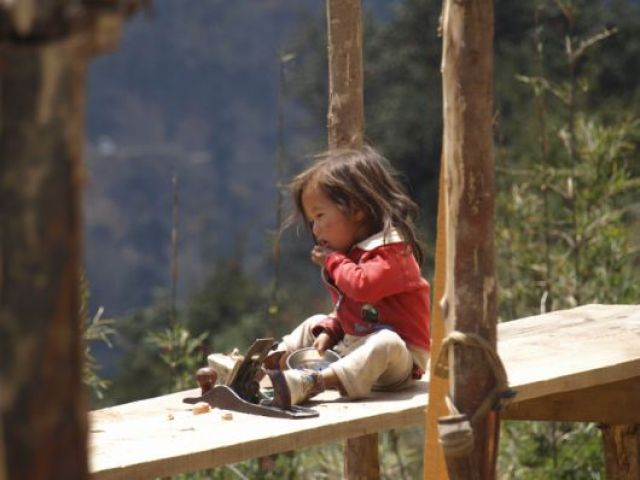 Zdjęcia: Przełęcz Pulala, Dziewczynka siedząca , BHUTAN Zdjęcia: Przełęcz Pulala, Dziewczynka siedząca , BHUTAN