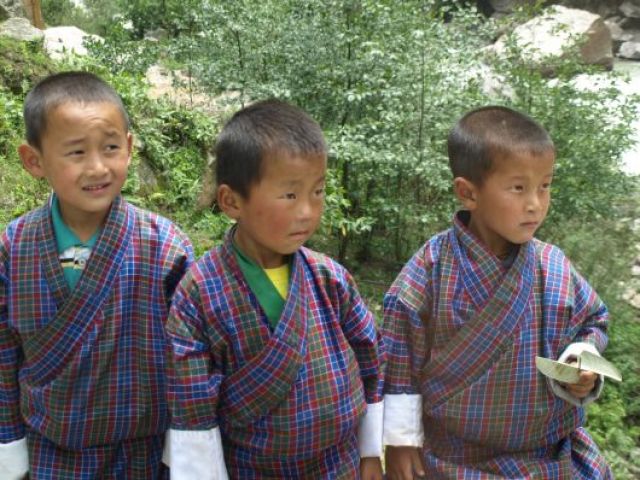 Zdjęcia: Bhutan Zachodni, Dzieci w strojach narodowych udają się do szkoły, BHUTAN Zdjęcia: Bhutan Zachodni, Dzieci w strojach narodowych udają się do szkoły, BHUTAN