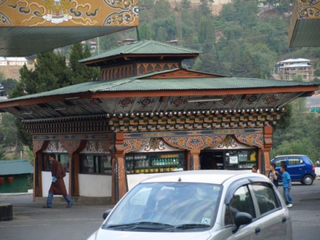 Zdjęcia: Thimphu, Stylowa stacja benzynowa, BHUTAN Zdjęcia: Thimphu, Stylowa stacja benzynowa, BHUTAN