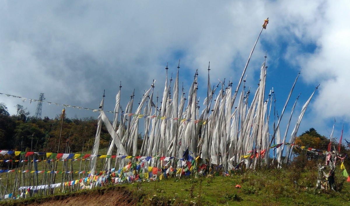 Zdjęcia: Wiele wietrznych miejsc, wyznaczonych przez lamów, Bhutan, Białe chorągwie żałobne, BHUTAN Zdjęcia: Wiele wietrznych miejsc, wyznaczonych przez lamów, Bhutan, Białe chorągwie żałobne, BHUTAN