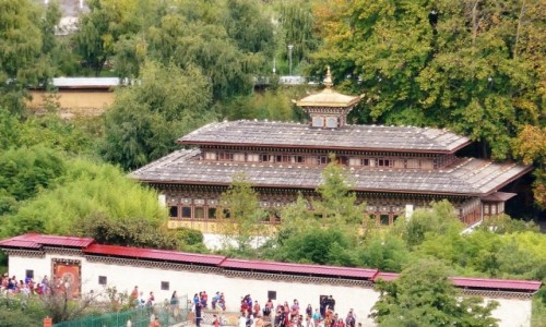 Zdjęcie BHUTAN / Thimpu / Widok z klasztoru żeńskiego w Thimpu / Na tle innych bhutańskich budowli pałac królewski niczym się nie wyróżnia