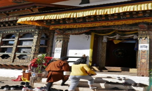 Zdjecie BHUTAN / Punakha / Chimi Lhakhang / Proba o podno