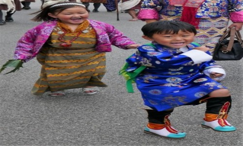 Zdjecie BHUTAN / Thimpu / Thimpu Tsechu / Dziewczynka w tradycyjnym stroju - kira, chopczyk w gho