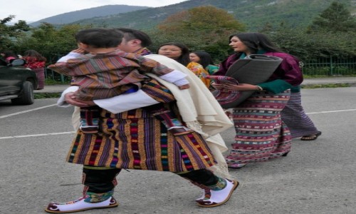 Zdjecie BHUTAN / Thimpu / Thimpu Tsechu / Bhutaska rodzina powracajca z festiwalu