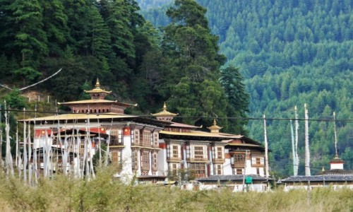 Zdjcie BHUTAN / Bumthang / Jedna z dolin Bhumtangu / Kurjey Lhakhang -najwitsza wiatynia w Bhutanie