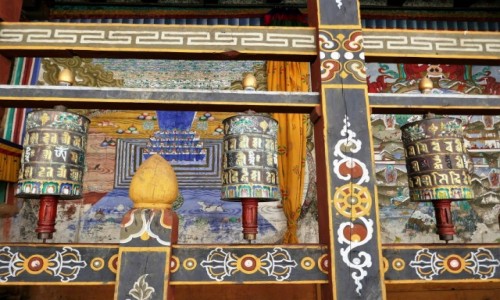 Zdjęcie BHUTAN / Trongsa Dystrykt / Świątynia w dzongu Trongsa / Młynki modlitewne w dzongu Trongsa