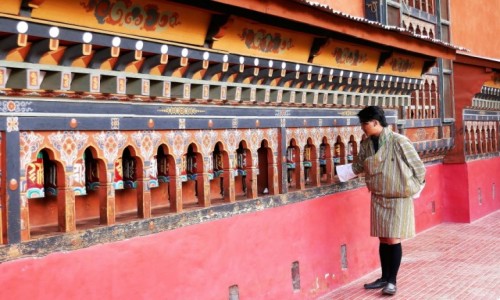 Zdjęcie BHUTAN / Thimpu / Klasztor żeński Tangtong Dewachen Dupthop / Bhutańczyk w narodowym stroju odmawia modlitwy