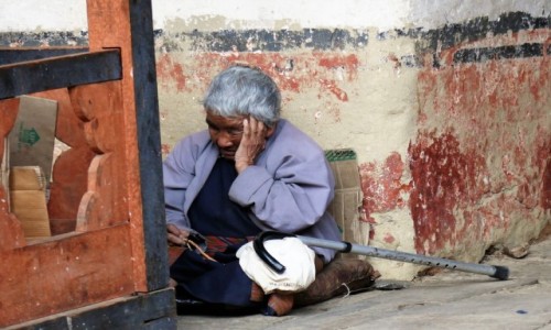 Zdjecie BHUTAN / Bumthang / Jambey Lhakhang / atwiejszy sposb przesania modlitwy do bogw