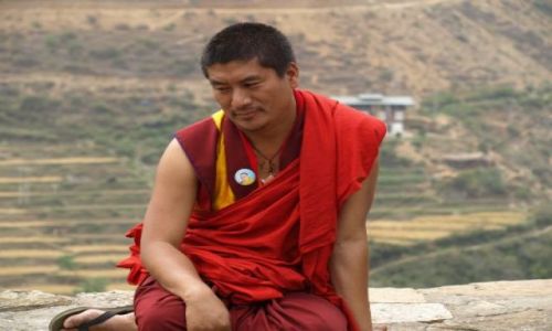Zdjęcie BHUTAN / brak / Bhutan Zachodni / Zamyślony mnich bardzo chętnie pozował do zdjęć