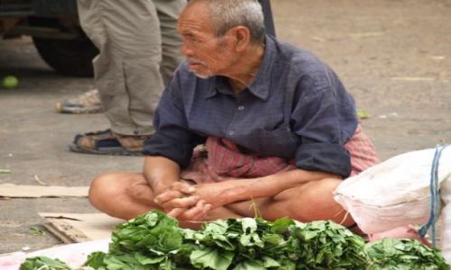 Zdjecie BHUTAN / brak / Bhutan rodkowy / Staruszek handlujcy na rynku