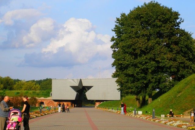 Zdjęcia: Brześć, brzeski, droga do Muzeum, BIAłORUś Zdjęcia: Brześć, brzeski, droga do Muzeum, BIAłORUś