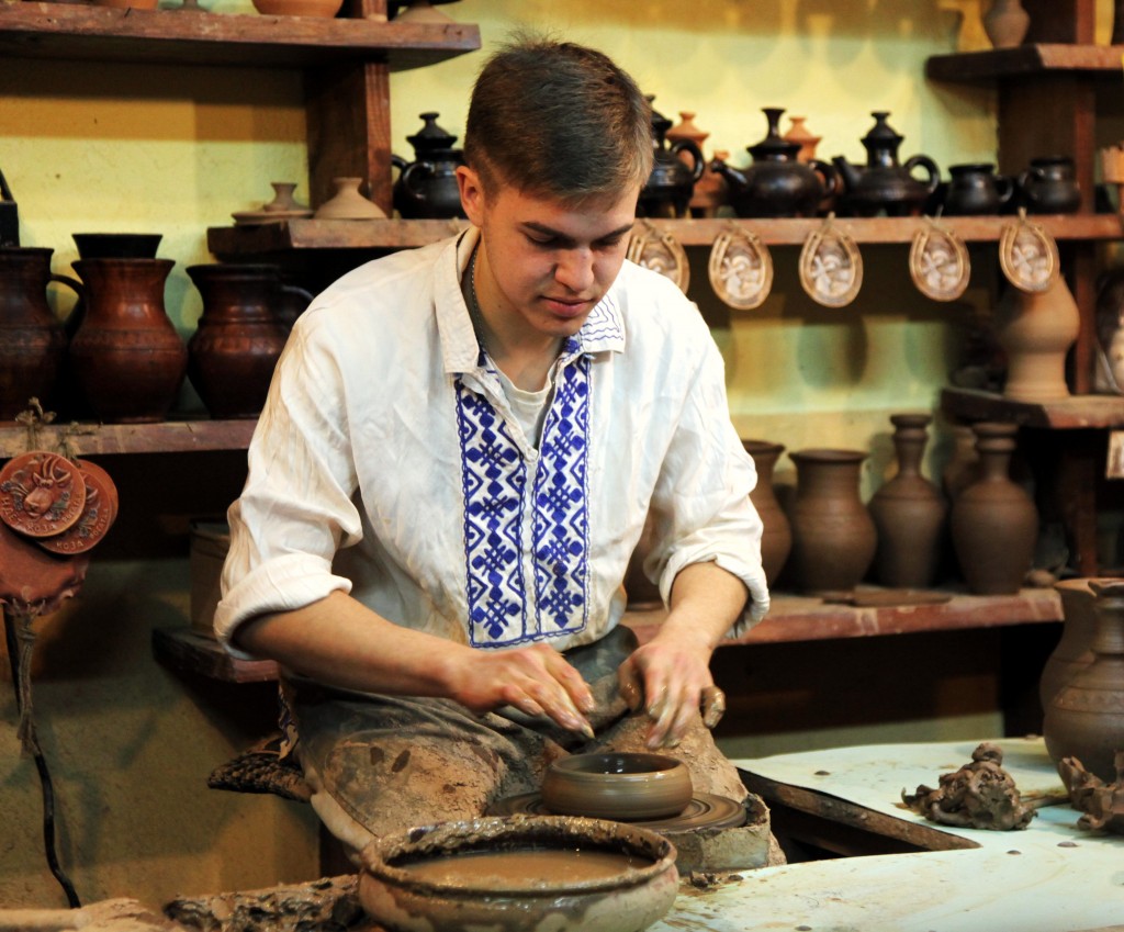 Zdjęcia: Dudutki, muzeum rzemiosł tradycyjnych, Mińsk, Garncarz, BIAłORU¶ Zdjęcia: Dudutki, muzeum rzemiosł tradycyjnych, Mińsk, Garncarz, BIAłORU¶