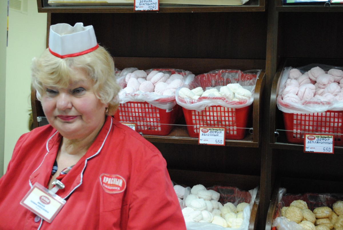 Zdjęcia: Grodno, ul. Sowiecka, Grodzieńszczyzna, Sprzedawczyni kultowych zefirków, BIAłORU¶ Zdjęcia: Grodno, ul. Sowiecka, Grodzieńszczyzna, Sprzedawczyni kultowych zefirków, BIAłORU¶