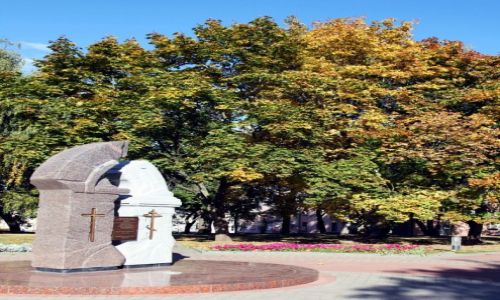 Zdjecie BIAORU / Grodno / Plac po kociele Najwitszej Maryi Panny / Obelisk w ksztacie zburzonego uku