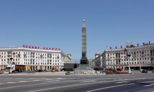 Zdjęcie BIAłORU¶ / - / Mińsk / Plac Zwycięstwa z Pomnikiem Zwycięstwa