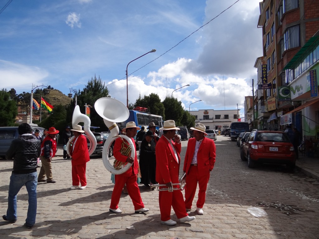 Zdjęcia: Copacabana-Święto święcenia samochodów, Copacabana, Zaraz zagramy, BOLIWIA Zdjęcia: Copacabana-Święto święcenia samochodów, Copacabana, Zaraz zagramy, BOLIWIA