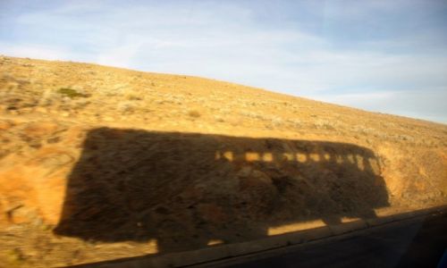Zdjecie BOLIWIA / - / Nad Jeziorem Titicaca, w drodze z Peru Do Boliwii / Wesoy autobus wzdu Titicaca sobie mknie