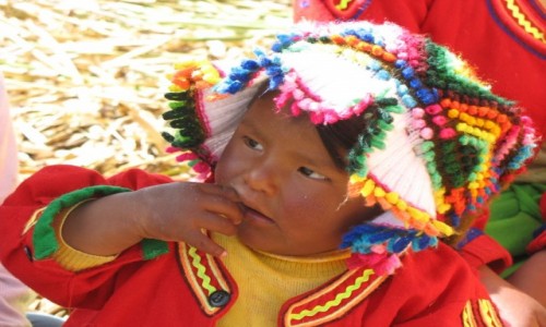 Zdjcie PERU / - / Jezioro Titicaca, wyspa Uros / Dziecko z Uros