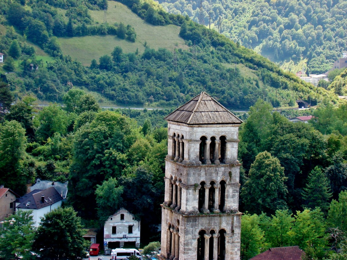 Zdjęcia: Jajce, centralna Bośnia, Jajce-fragment twierdzy z romańską dzwonnicą, BOśNIA i HERCEGOWINA Zdjęcia: Jajce, centralna Bośnia, Jajce-fragment twierdzy z romańską dzwonnicą, BOśNIA i HERCEGOWINA