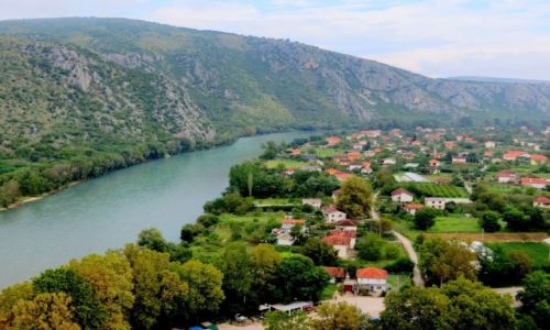 Zdjecie BONIA i HERCEGOWINA / Hercegowina / Poitelj / leciutko zamglona Neretwa...
