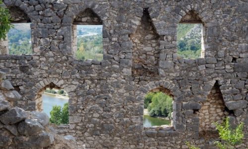 Zdjecie BONIA i HERCEGOWINA / Hercegowina / Poitelj, ruiny tureckiej twierdzy / a za murami - kolorowy wiat...